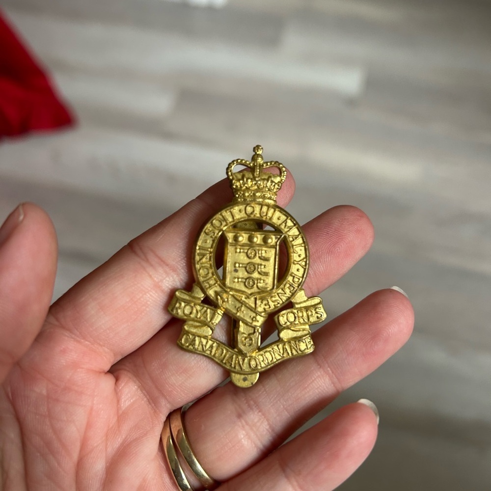 4/$100 Royal Canadian Ordnance Corps military hat cap badge 🧑✈️